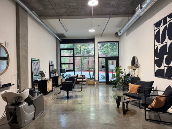 Salon Chair for Rent in Heart of Hollywood (Hollywood)